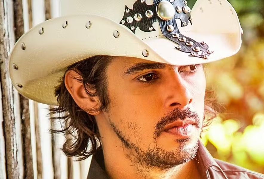 Cantor sertanejo João Carreiro morre aos 41 anos após cirurgia no coração.