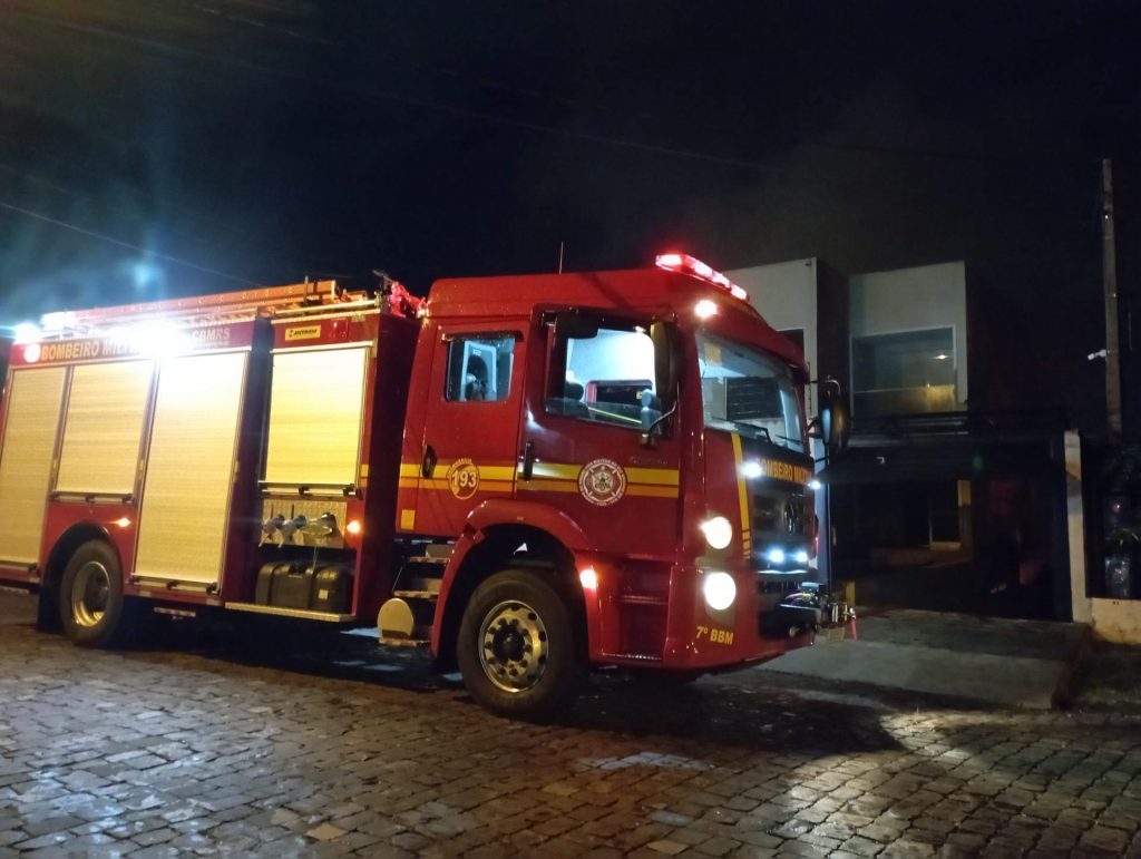 Incêndio atinge veículo no interior de residência em Passo Fundo