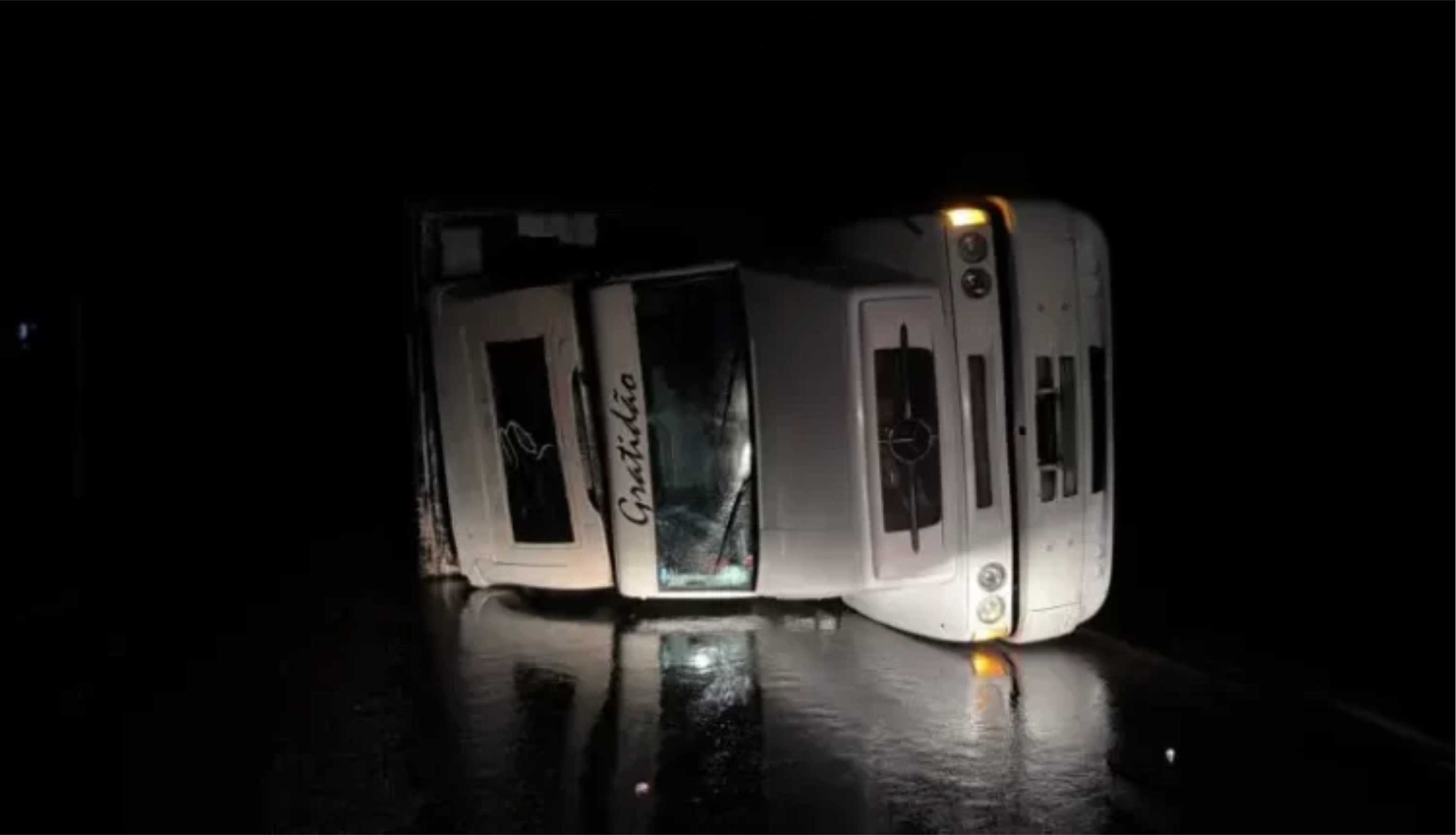 Caminhão tomba na BR 158 na madrugada desta segunda-feira (05) em Panambi