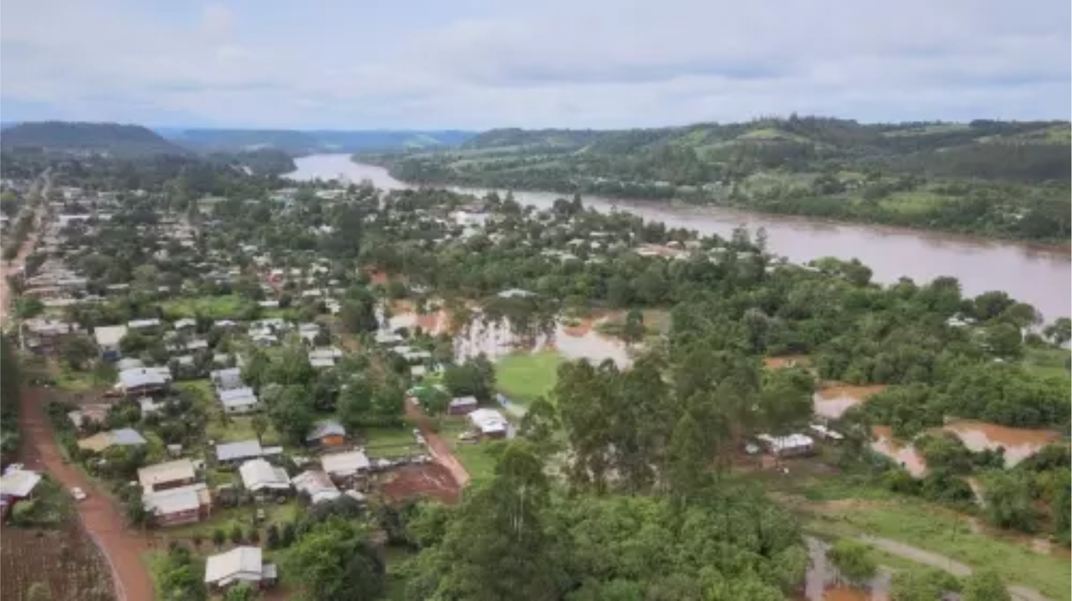 Cerca de 60 famílias tiveram que deixar suas casas pela cheia em El Soberbio, na divisa com Tiradentes do Sul