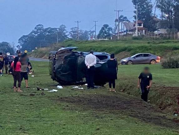 Motorista passa direto sobre o trevo da BR-285, acaba capotando deixando uma pessoa ferida em Entre-Ijuís