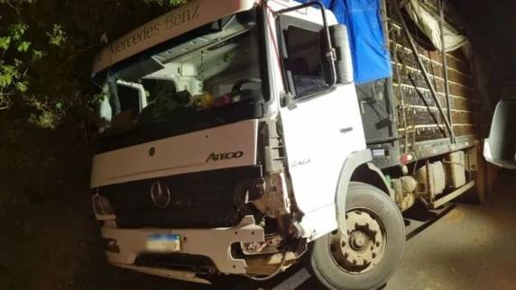 Motorista abandona caminhão após acidente na BR-470, entre Bento Gonçalves e Veranópolis