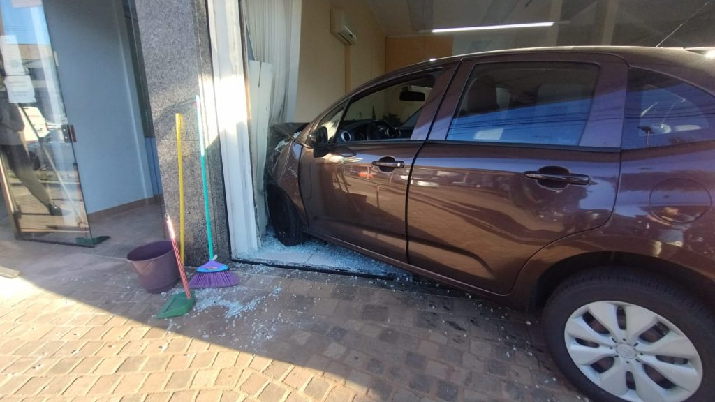 Carro conduzido por idosa colide com veículo e invade prédio Receita Estadual em Passo Fundo