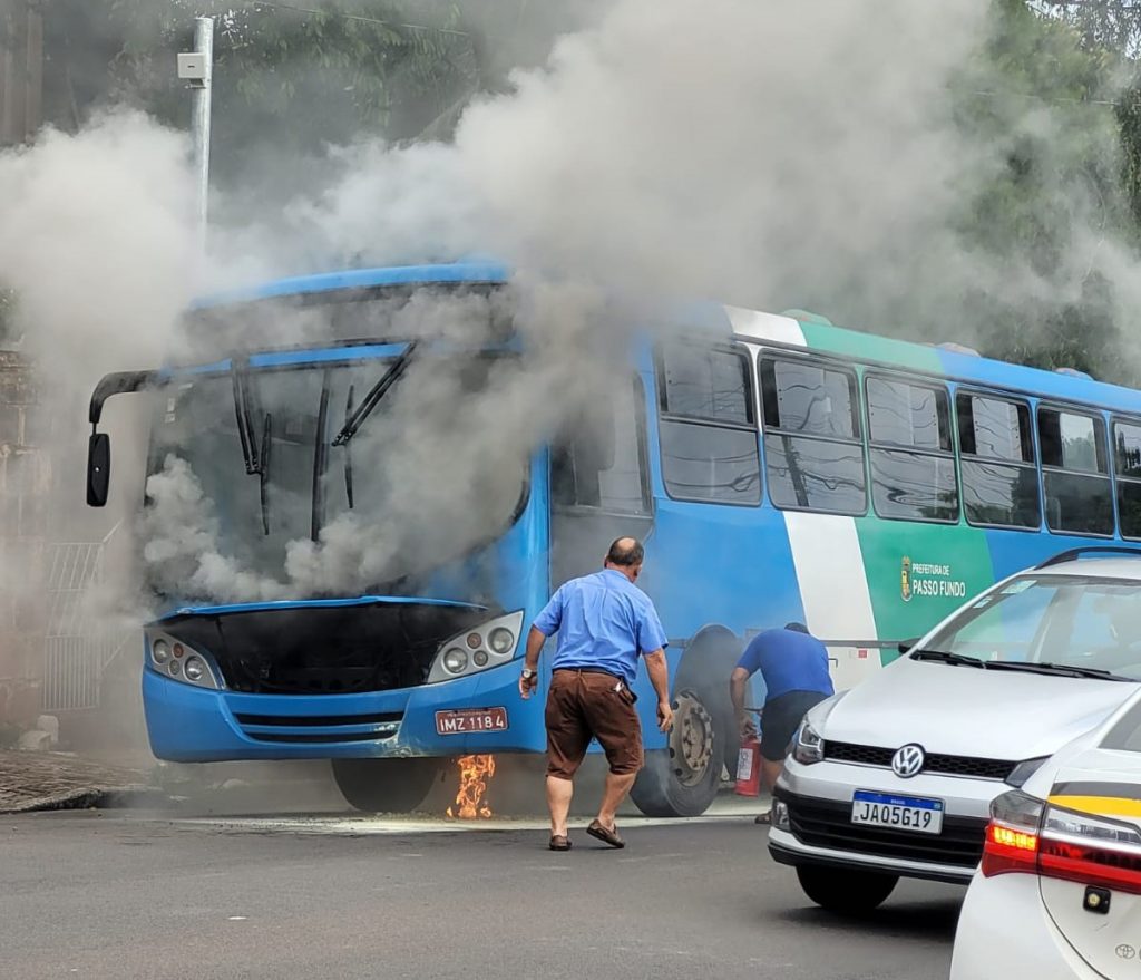 Incêndio atinge ônibus em Passo Fundo