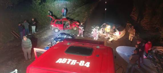 Criança de 5 anos fica presa à cadeirinha em acidente com 2 mortos e 4 feridos em SC