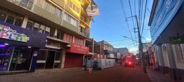 Estrutura é danificada e ficou pendurada em prédio do Centro de Cruz Alta