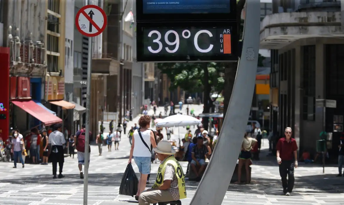 Aumento da temperatura pode elevar em quase cinco vezes mortes relacionadas a calor extremo até 2050, diz estudo