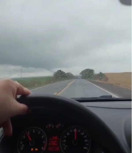 Nuvem funil é registrada por seguidora no município de Campo Novo (Confira vídeo)