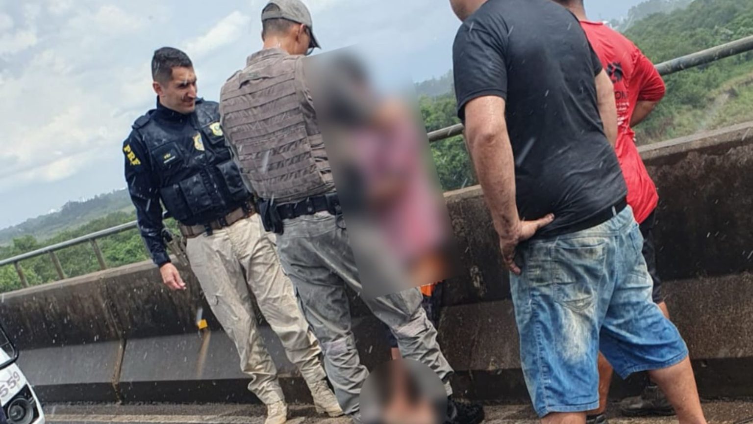 Ação rápida de policiais evita tragédia na Ponte Internacional em São Borja