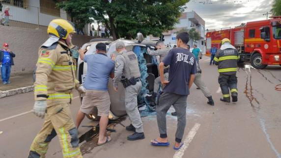 Carro tomba após colisão com veículos estacionados em Sarandi