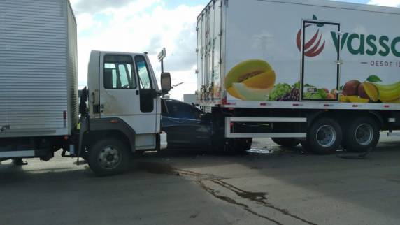 Veículo SUV é ”esmagado” por dois caminhões na BR-285 em Passo Fundo