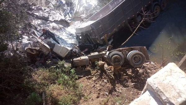 Caminhão despencou de ponte em Arroio das Pedras