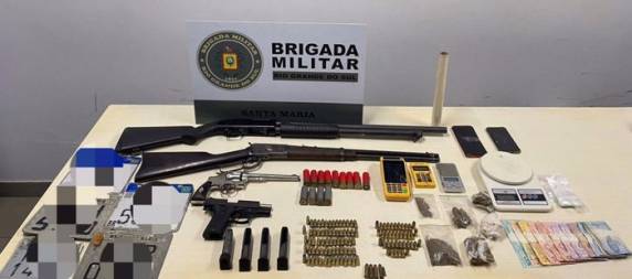 Jovens são presos em residência que servia como depósito de facção criminosa em Santa Maria