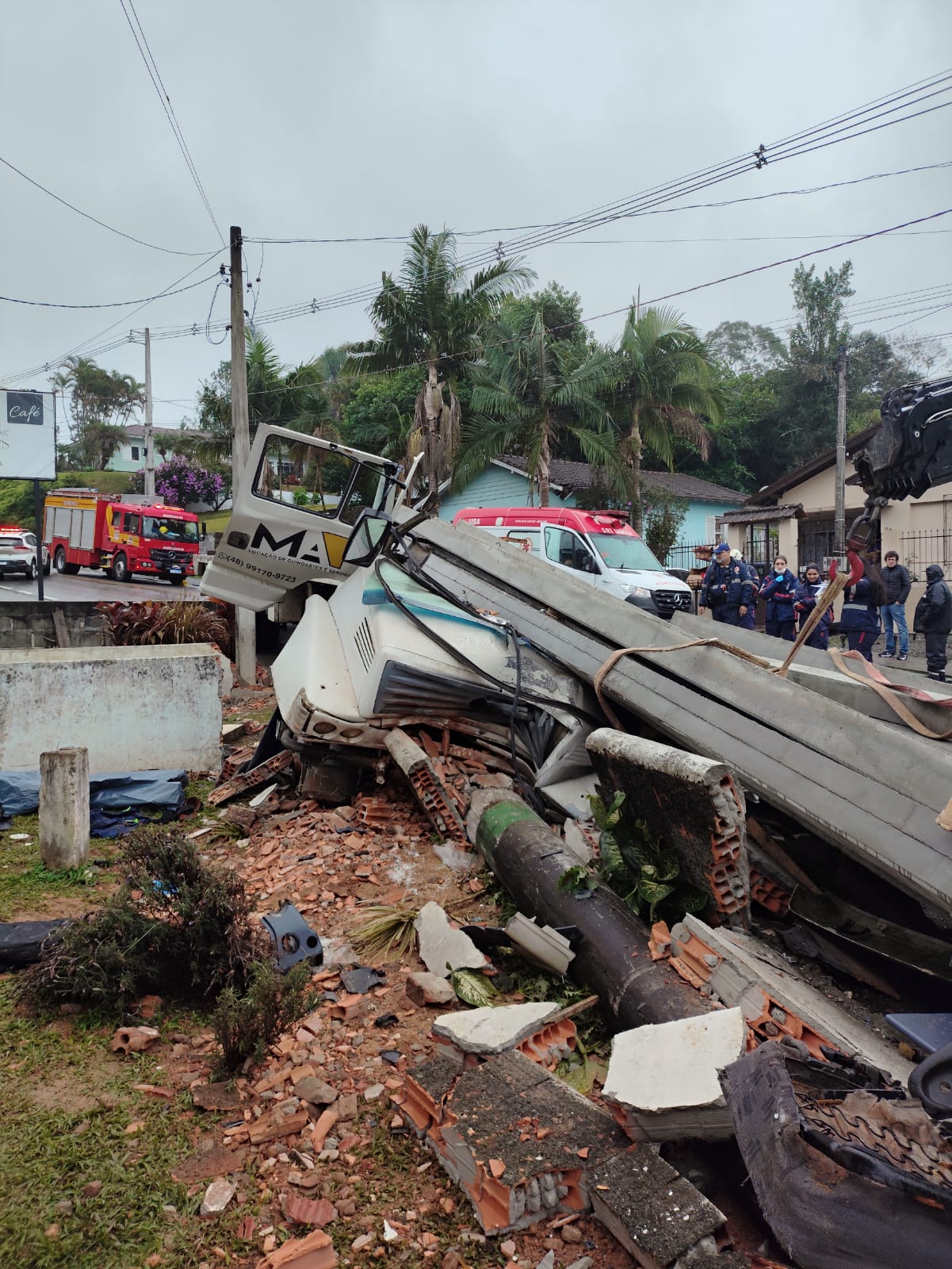 Condutor morre após caminhão com vigas de concreto colidir com muro em SC