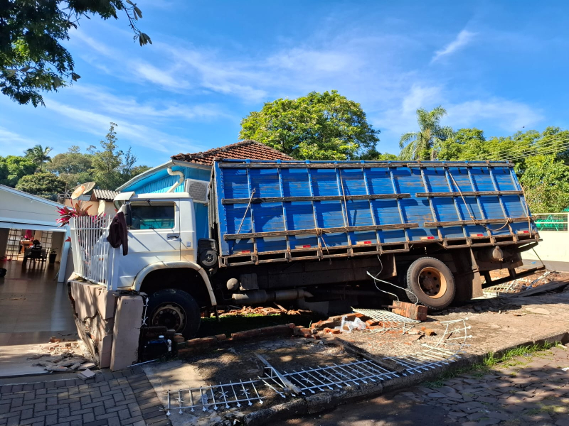 Ijuí: Caminhão desgovernado colide em residência