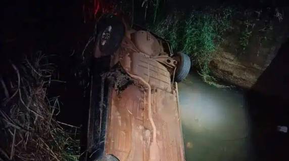 Veículo sai da pista e cai em riacho em Panambi