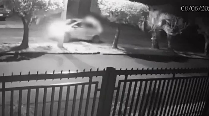 Vídeo mostra motorista que atropelou mulher entre Santo Ângelo e Giruá passando três vezes na mesma rua com corpo sobre carro