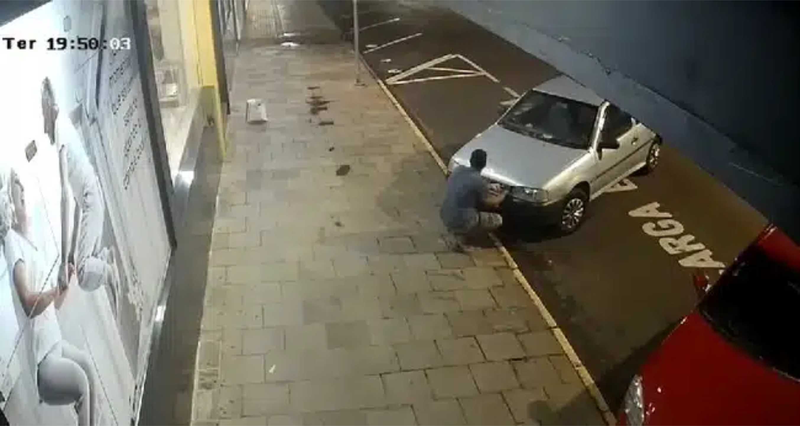 Veículo tem bateria furtada no Centro de Ijuí