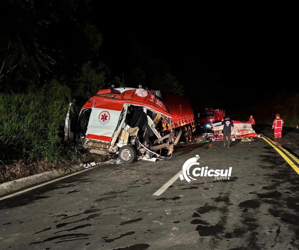 Tragédia na BR-476: Acidente entre ambulância e caminhão deixa três mortos