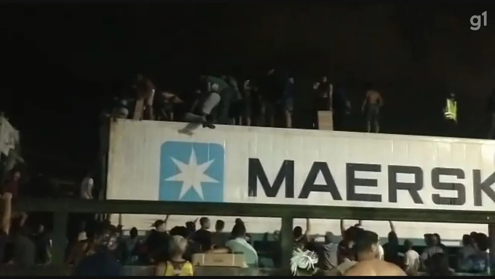 Multidão se reúne para saquear cargas de carne de contêiner em trem no litoral de SP