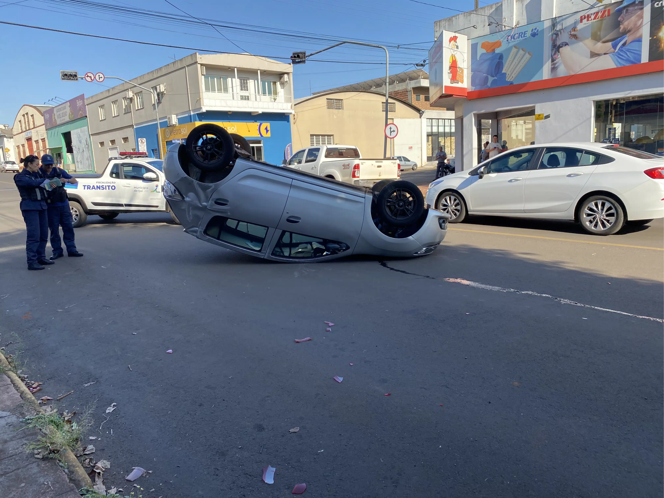 Acidente resulta em carro capotado no Centro de Ijuí