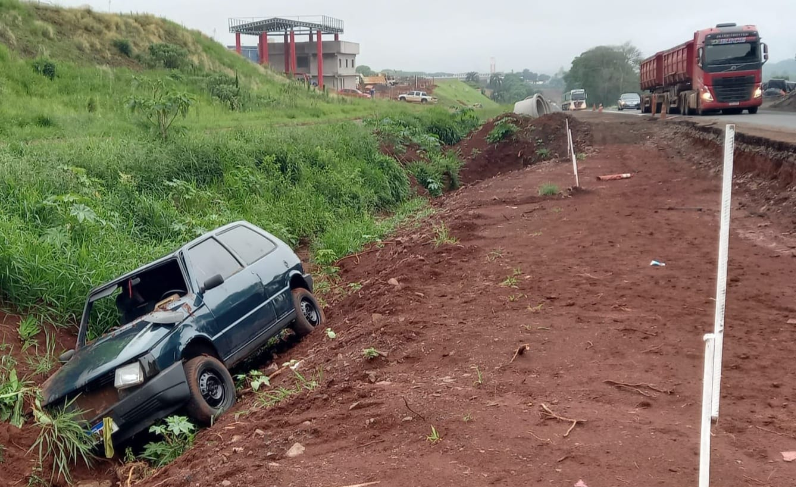 Acidente na BR 158 em Panambi: Veículo cai em vala de obras