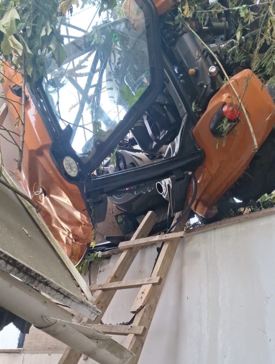 Mulher fica gravemente ferida após capotar trator e cair de ribanceira em Santa Catarina