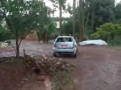 Mulher morre ao ser atingida por zinco durante temporal