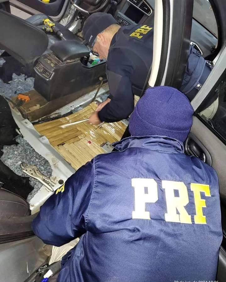 PRF apreende 250 quilos de maconha escondida dentro de carro na BR 158, em Cruz Alta