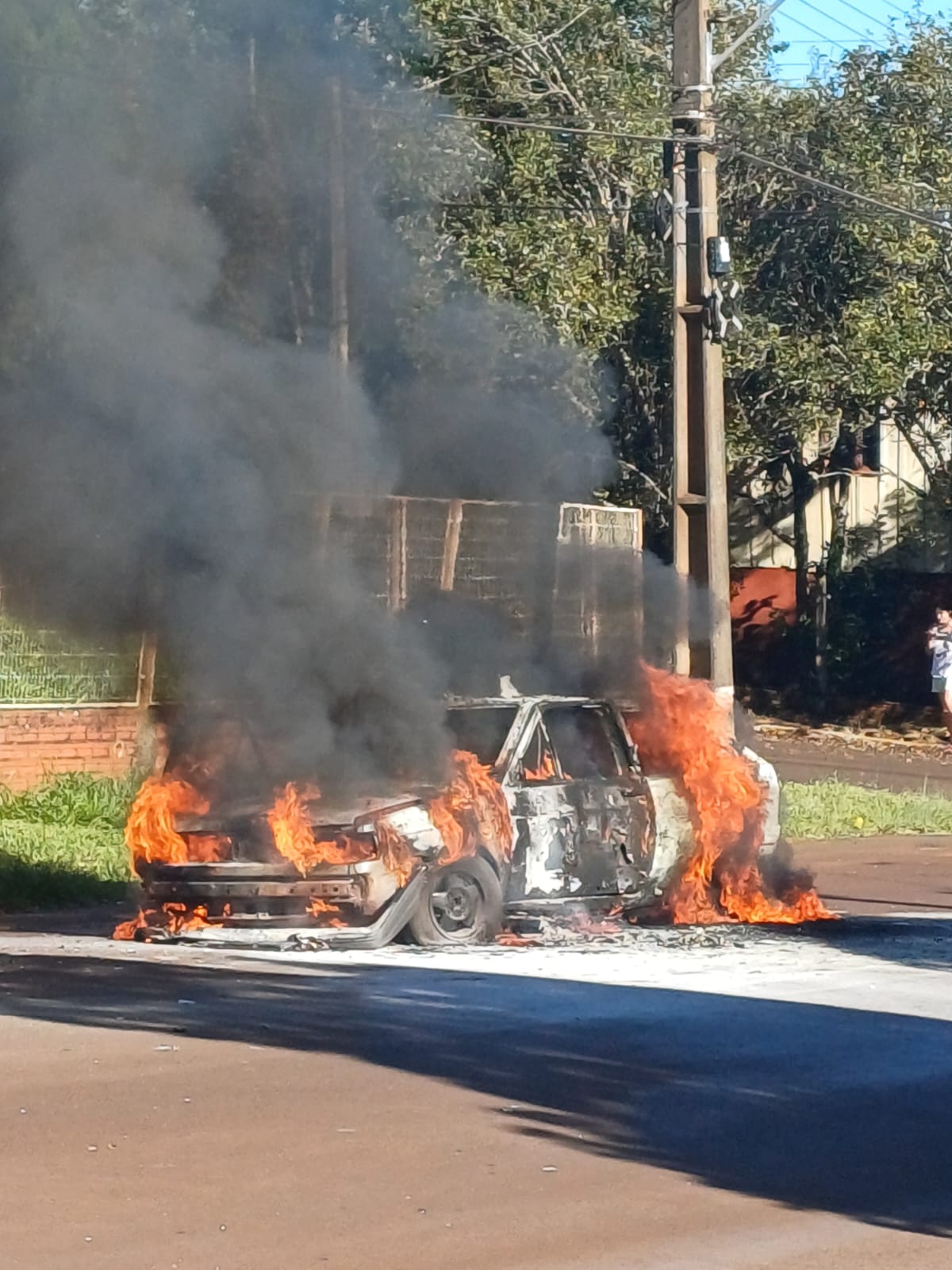 Veículo é consumido pelas chamas no centro de Catuípe na manhã desta terça-feira (30)