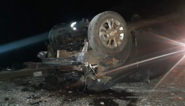 Jovem capota carro sobre ponte na BR 285