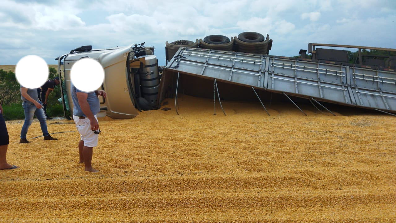 (Confira Vídeo) Urgente: Colisão envolve carreta carregada de milho e um micro ônibus na BR-468 trevo do Citegem