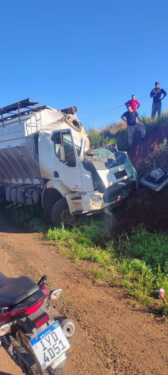 Grave acidente envolvendo dois caminhões no trevo de acesso a Santo Cristo