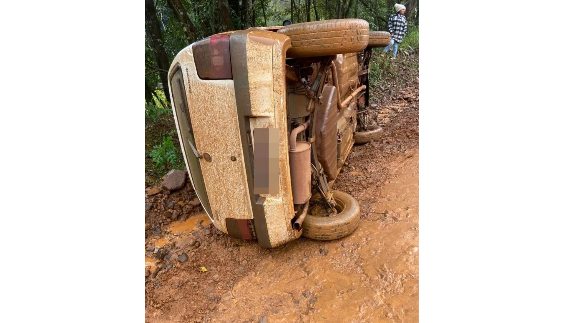 Carro tomba em estrada escorregadia entre Erval Seco e Dois Irmãos das Missões