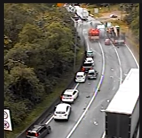 Acidente com mais de 10 veículos deixa BR-376 interditada em SC e PR