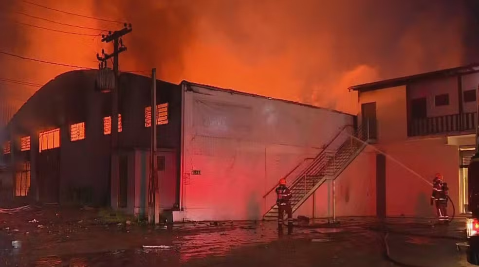 Incêndio destrói empresa de comércio de plástico em São Leopoldo