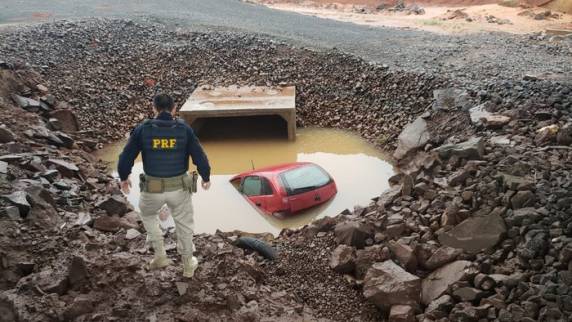 Carro cai em bueiro de obra na BR-386 e fica submerso