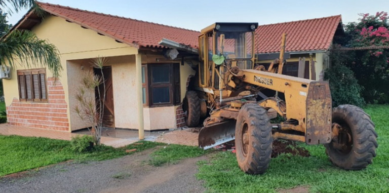 Patrola desgovernada invade casa no Noroeste do RS