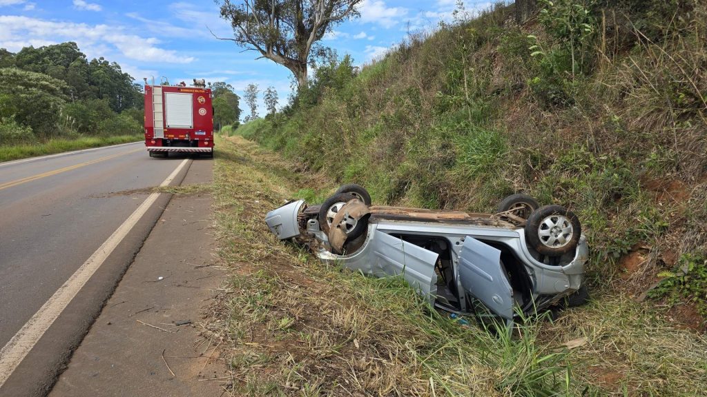Corsa capota após colisão com BMW na ERS-324, entre Passo Fundo e Pontão