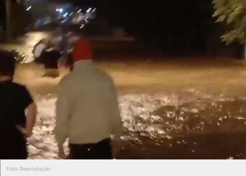 Cidade é invadida pelas águas após rompimento de rodovia na noite desta segunda-feira (21) no RS