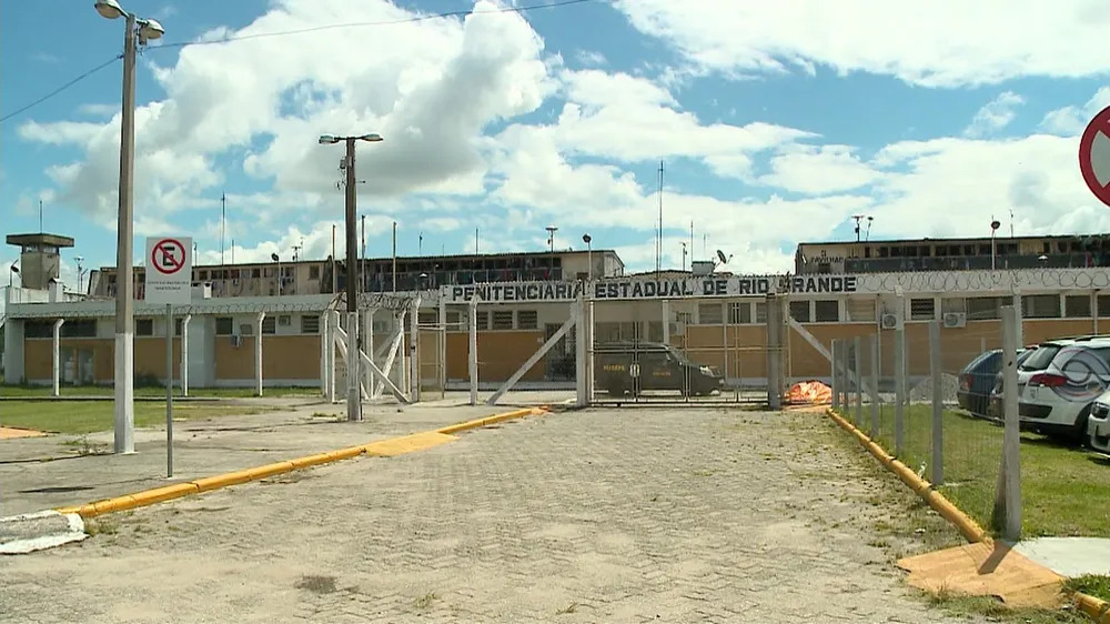 Preso por assassinato, jovem é solto após 17 meses devido à falta de provas em Rio Grande