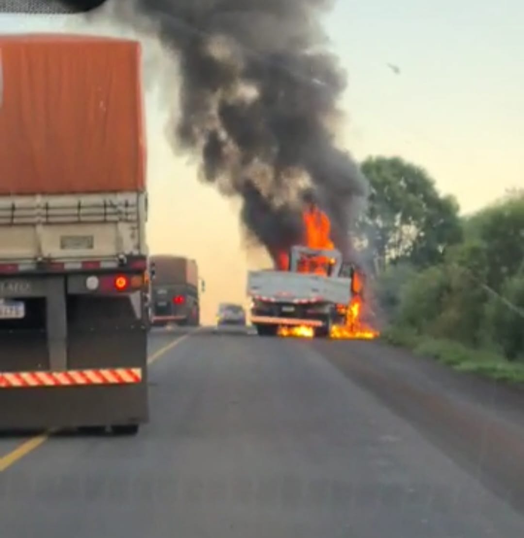 Veículos pegam fogo após acidente fatal na BR-158 em Cruz Alta