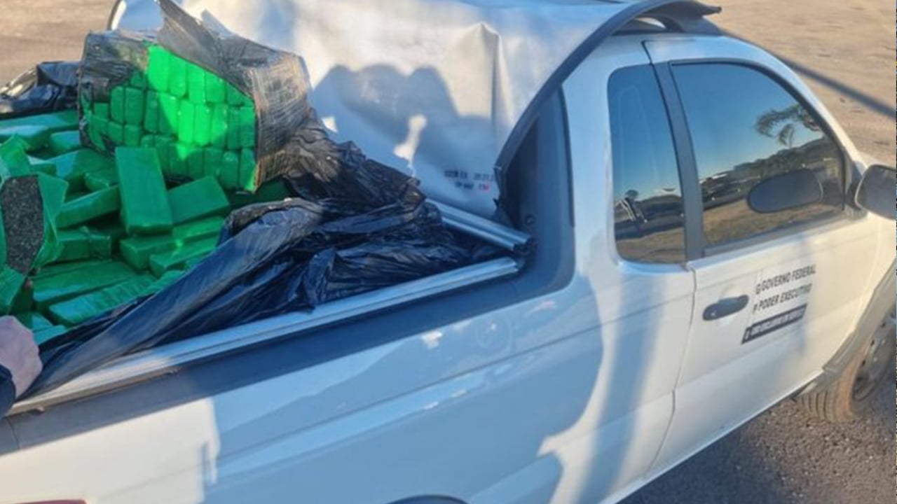 Caminhonete disfarçada de veículo oficial com 800 kg de maconha é apreendida na BR-386, no RS