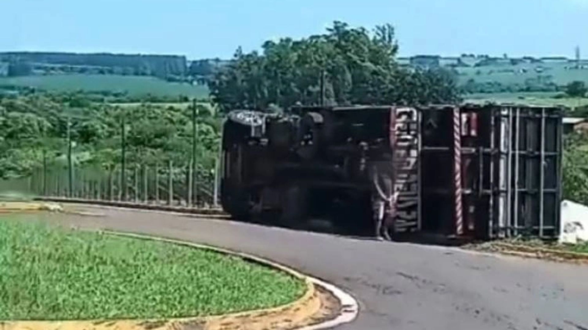 Caminhão tomba no trevo da Perimetral Norte e mobiliza equipes de segurança em Santo Ângelo