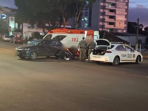 Acidente envolve carro e moto e deixa uma pessoa ferida em Ijuí