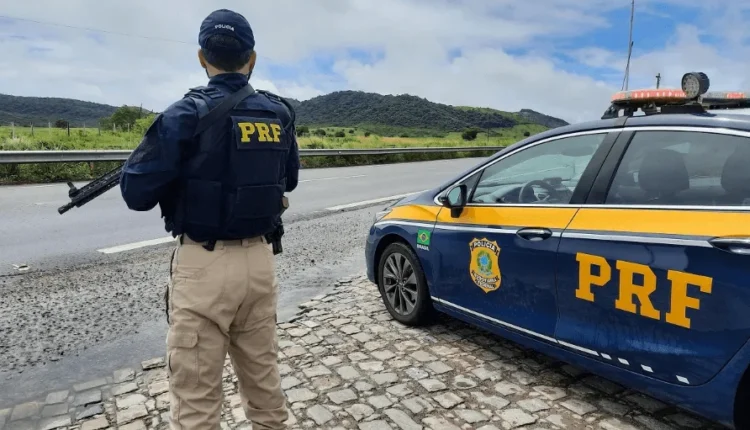 PRF apreende 100 kg de maconha e prende casal na BR-285, em Ijuí