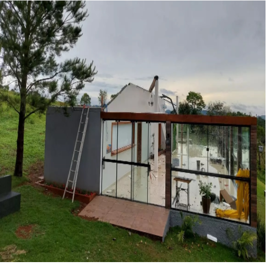 Vento levanta telhados e granizo fura até vidros de carros em SC