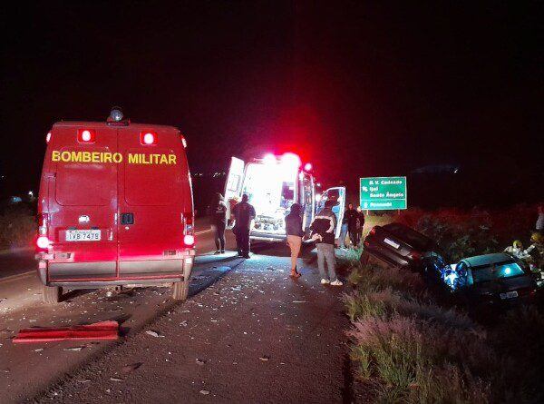 Mulher fica presa às ferragens em acidente envolvendo três veículos em Cruz Alta
