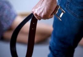 CONFIRA VÍDEO: Funcionário de prefeitura dá cintadas em homem durante sessão na câmara de vereadores