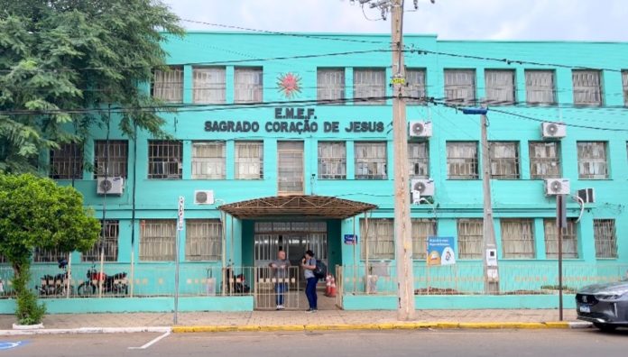 Aluno de 13 anos agride professora com faca dentro da sala de aula no RS